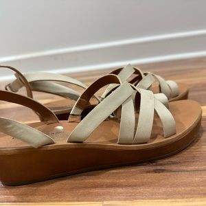 Lucky Brand size 8 strappy sandals